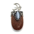 Pendentif ethnique avec pierre goldstone ovale, oeil de chat bleu et breloque croissant argenté - Pierre de Sable d'Or