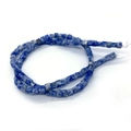 Vista macro de cuentas cuadradas de piedra imperial azul y blanca para joyería DIY - Estilo 19 (Textura Sodalita)
