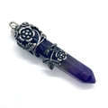 Détail macro du pendentif prisme hexagonal en améthyste naturelle et relief floral argenté - 16x59mm / Lapis-lazuli