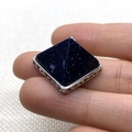 Pendentif pyramide en grès bleu avec monture argentée ajourée, tenu à la main - 28x32mm / Grès bleu
