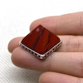 Pendentif carré en jaspe rouge avec monture en argent ciselé tenu par la main - 28x32mm / Pierre Arc-en-ciel