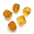 Vue détaillée de cinq cristaux de citrine orange polis et irréguliers sur fond blanc - Jaune