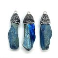 Detail van blauwe kristallen hangers met strass kapjes en metallic glanzende afwerking - Gegalvaniseerd Blauw (Nr.1)