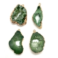 Macro-opname van onregelmatige groene druzy agaat hangers met vergulde randen - 19x37mm / Groene Agaat (Nr. 4)