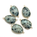 Detail van vijf gefacetteerde druppelvormige steenconnectors voor DIY-sieraden - Nr.2 (K2 Blauwe Vlek)
