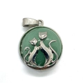 Colgante de gato plateado con piedra natural verde redonda sobre fondo blanco - 23x27mm / Aventurina Verde