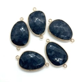 Detailopname van vijf blauwe natuursteen connectors met goudlaag voor DIY-sieraden maken - Nr.3 (Donkerblauw Gefacetteerd)