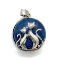 Ronde hanger van blauwe zandsteen met een elegant zilveren kattenontwerp en metalen oog - 23x27mm / Lapis lazuli