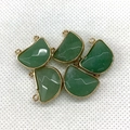 Macro-opname van 17x18mm groene natuurstenen hangers met gouden ringetjes voor DIY sieraden - 17x18mm / Groene Aventurijn