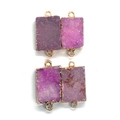 Detail von vier rechteckigen Quarzkristall-Anhängern mit vergoldetem Rand für DIY-Schmuck - 13x26-16x28mm / Rosa
