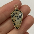 Colgante conector de piedra dálmata con borde dorado para joyería artesanal - Jaspe dálmata