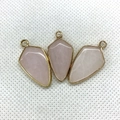 Drie lichtroze kwarts hangers met vergulde randen voor het maken van DIY sieraden - Rozenkwarts