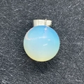 Pendentif sphérique en opale blanche avec bélière argentée sur fond noir texturé - 14mm / Opale