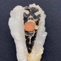Colgante de flecha de piedra con cristal naranja y borde dorado sobre fondo mineral - Estilo Manchado Blanco Y Negro Centro Naranja (N.º 4)