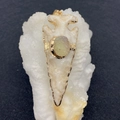 Vue détaillée d'un pendentif en forme de flèche plaqué or avec pierre naturelle - Style Pointe de Flèche en Pierre Blanche (Taille 5)