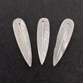 Drie natuurlijke iriserende parelmoeren bladhangers voor DIY sieraden maken - Witte Schelp
