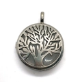 Gedetailleerde macro-opname van vintage levensboom medaillon met scharniersluiting - Witte Jade