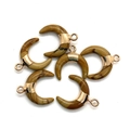 Détail de cinq pendentifs en pierre en forme de croissant avec anneaux dorés pour bijoux - 16x18mm / Jaspe