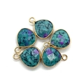 Détail de pierres naturelles facettées en forme de goutte avec bordure dorée et anneaux - 14x18mm / Ruby Zoisite