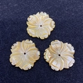Drei gelbe geschnitzte Blumenanhänger aus Muschel mit Mittelloch für DIY-Halsketten - Gelbe Muschel