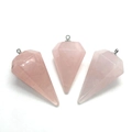 Gedetailleerde macro-opname van drie rozenkwarts kegelhangers met zilveren metalen ringen - 1.7cmx4.0cm / Rozenkwarts