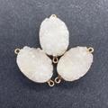 Detailansicht weißer Druzy-Kristallverbinder mit Goldrand für DIY-Schmuckherstellung - Weiß