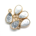 Vijf gefacetteerde witte turquoise druppelhangers met gouden rand en grijze aders - Howliet