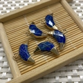 Cinq pendentifs croissants de lune en lapis-lazuli avec monture dorée pour bijoux - Lapis-lazuli