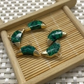 Pendentif demi-lune texture malachite avec placage doré et anneau pour bijoux - Malachite