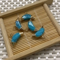 Cinq pendentifs lapis-lazuli en forme de lune avec bords dorés sur plateau - Turquoise Bleue