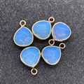 Lot de cinq breloques gouttes d'eau bleu clair translucides avec bords dorés pour bijoux - 14x18mm / Opale