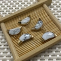 Cinq pendentifs croissants en howlite avec embouts dorés pour création bijoux - Howlite
