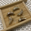 Cinq pendentifs croissant en pierre naturelle avec embouts dorés en motif marron - Jaspe Paysage