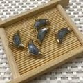 Pendentifs lune en pierre naturelle facettée avec embouts dorés pour vos bijoux DIY - Pierre Flash (Labradorite)