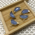 Pendentifs croissants en pierre lilas facettée avec bords dorés et anneaux lot de 5 - Opale
