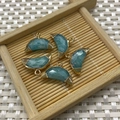 Lot de 5 pendentifs en pierre naturelle facettée en forme de lune avec bordure dorée - Texture Amazonite
