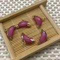 Pendentif demi-lune en pierre facettée rose fuchsia avec bélière dorée pour bijoux - Texture Agate Rouge Rose