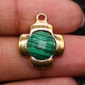 Vintage gold plated cross pendant featuring a round green malachite inlay - 15x18mm / Malachite