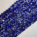 Detalle macro de cuentas redondas de piedra imperial azul mar con textura de mármol natural - 4mm / Donkerblauw Keizerlijke Jaspis
