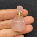 Vista dettagliata del ciondolo a boccetta di profumo in quarzo rosa con finiture oro - Stile 1 / Quarzo rosa
