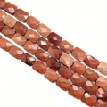 Makroaufnahme von facettierten Goldfluss-Perlen mit tiefem goldbraunem Schimmer und Rautenmuster - 8x11x15mm / Goldsandstein
