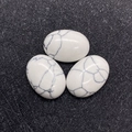 Drie ovale witte howliet cabochons met natuurlijke grijze aders op grijze textuur - 8X10mm / Howliet