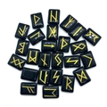Dettaglio macro di pietre runiche nere con simboli Futhark dorati incisi per divinazione - 15x20x6mm (25 Pezzi/Set) / Agata nera