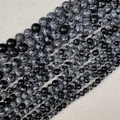 Dettaglio macro di perle tonde in ossidiana fiocco di neve naturale per gioielli - Ossidiana Fiocco di Neve