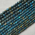 Détail macro de fils de perles de malachite aux motifs tourbillonnants colorés - 6mm / Bleu