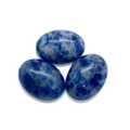 Drie ovale gepolijste sodalietstenen met blauw-witte gemarmerde textuur voor sieraden - 6x8mm (50 Stuks/Verpakking) / Nr.17 Sodaliet
