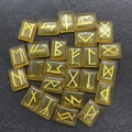 Set de runas nórdicas de resina amarilla translúcida con símbolos dorados para tarot - Juego de Piedras Rúnicas de Citrina / Citrino