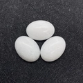 Drei ovale, polierte Naturstein-Cabochons in Weiß für Schmuckherstellung auf Schwarz - 10x14mm / Weißer Stein