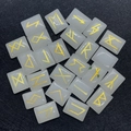 Set de 25 piedras rúnicas de resina blanca con símbolos dorados grabados - Jade Blanco