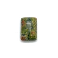 Détail macro d'une pierre d'Unakite rectangulaire polie avec texture naturelle verte et rose - 10x14mm / Unakite